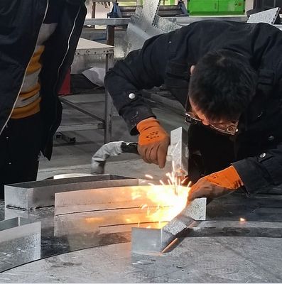 Machine de soudage laser à fibre de main RAYCUS pour tuyaux en tôle d'aluminium en acier inoxydable