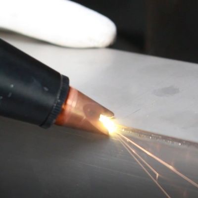 Machine de soudage laser à fibre CNC E500 500W pour le soudage rapide et silencieux des panneaux publicitaires