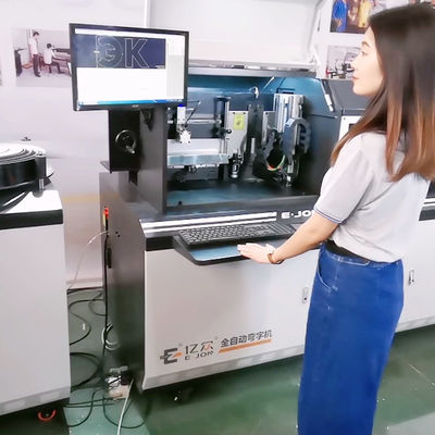 La machine de pliage à rouleaux est le choix idéal pour les affichages LED au néon