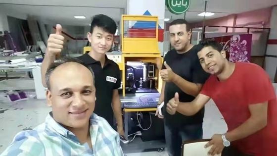 La machine de pliage à rouleaux est le choix idéal pour les affichages LED au néon
