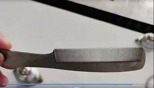 Machine de découpe laser à fibres métalliques à feuille CNC de 1500 W avec fonctionnement en ondes continues