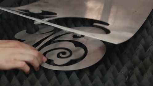 Machine de découpe laser à fibres métalliques à feuille CNC de 1500 W avec fonctionnement en ondes continues