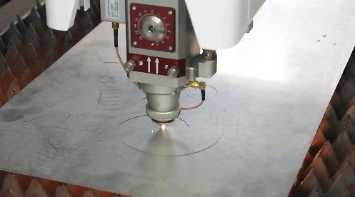 Machine de découpe laser à fibres métalliques à feuille CNC de 1500 W avec fonctionnement en ondes continues