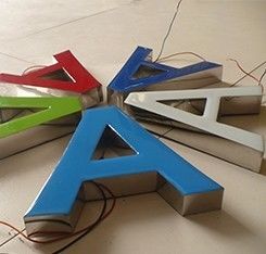 Machine de pliage de lettres de canal acrylique Y13L pour la fabrication de logos 3D de panneaux lumineux en extérieur
