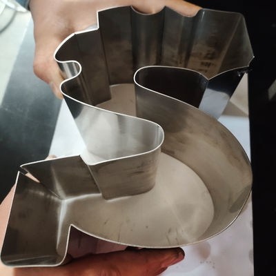 R6 Min.Ange de pliage Machine à plier les métaux CNC pour la production de lettres de chaînes publicitaires